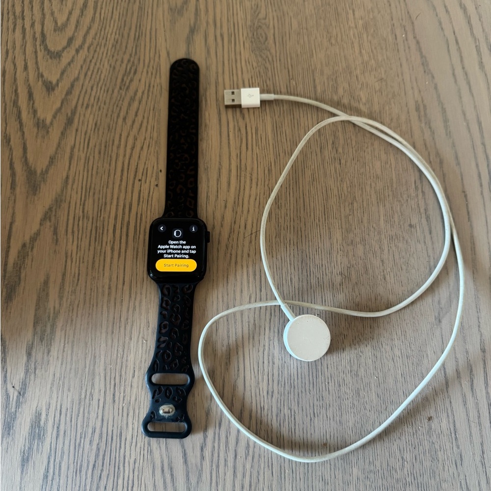 Apple Watch Series 5 (44mm, Aluminum) – Barely Used, Band + Charger